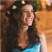 Studentessa universitaria impartisce lezioni di inglese in modalità a distanza